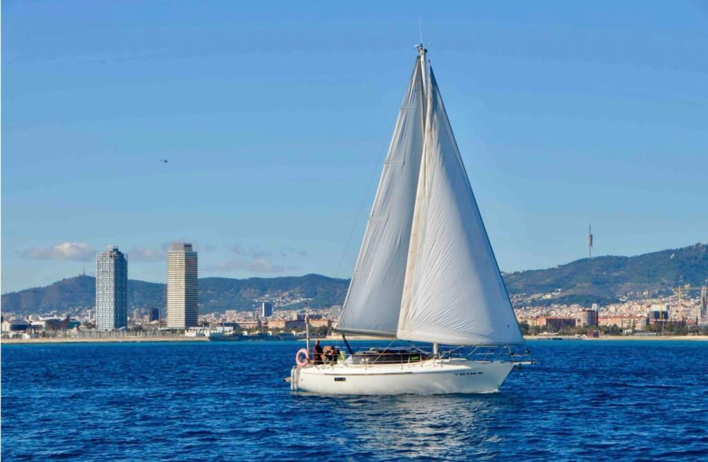 Velero Furia 1000 en el mar de Barcelona, embarcaciones de recreo en IBS Náutica