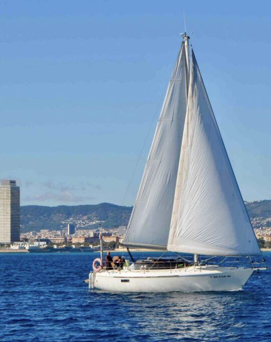 Velero Furia 1000 en el mar de Barcelona, embarcaciones de recreo en IBS Náutica