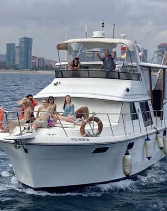 Yate Carver 42 de segunda mano con personas y navegando por el mar, en venta en IBS Náutica