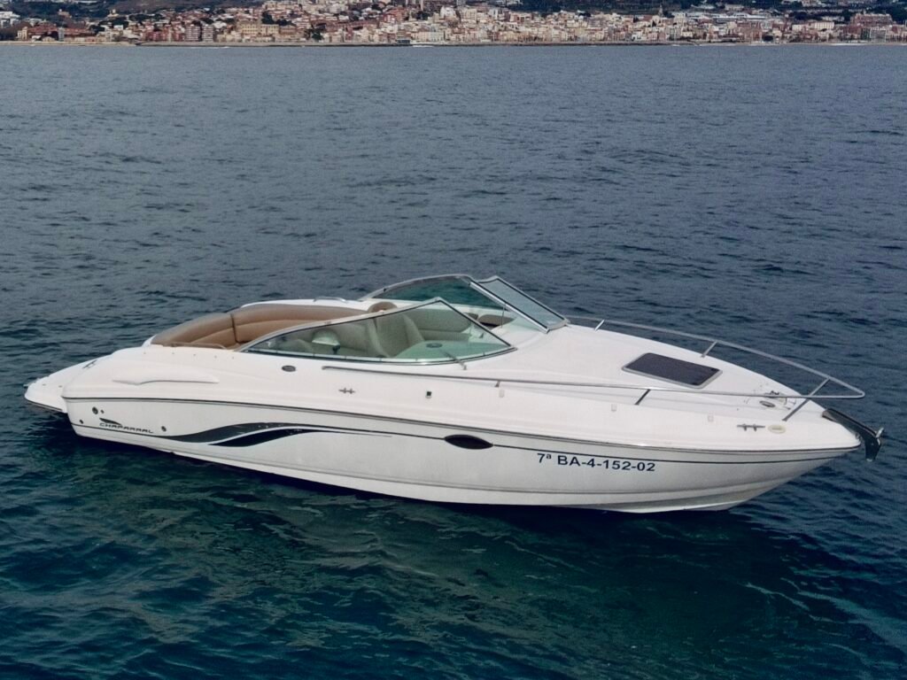 Barco de ocasión Chaparral 235 SSi en el mar disponible en IBS Náutica