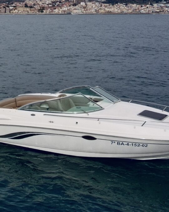 Barco de ocasión Chaparral 235 SSi en el mar disponible en IBS Náutica