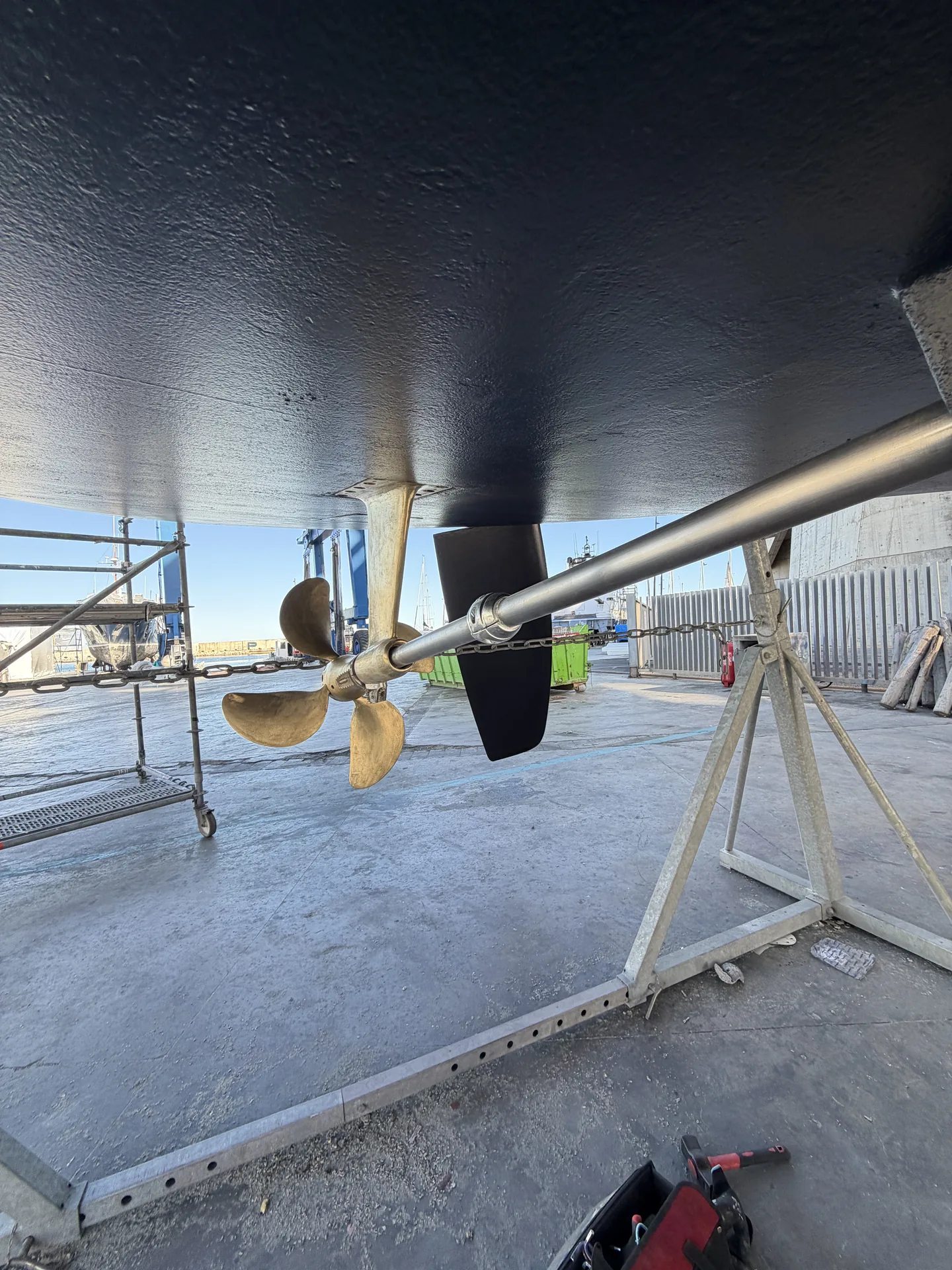 Acabado antifouling en la obra viva