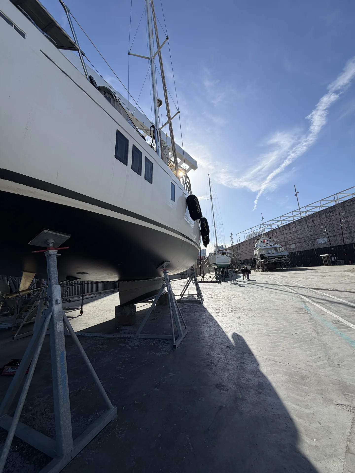Casco de velero preparado con antifouling