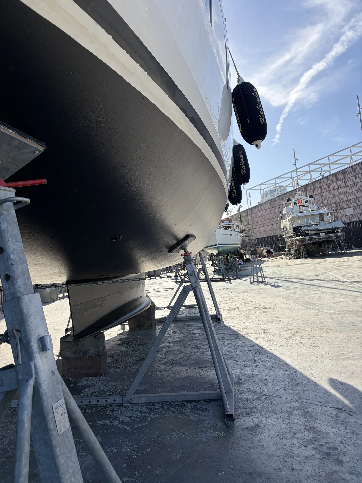 Aplicación de antifouling en casco de velero