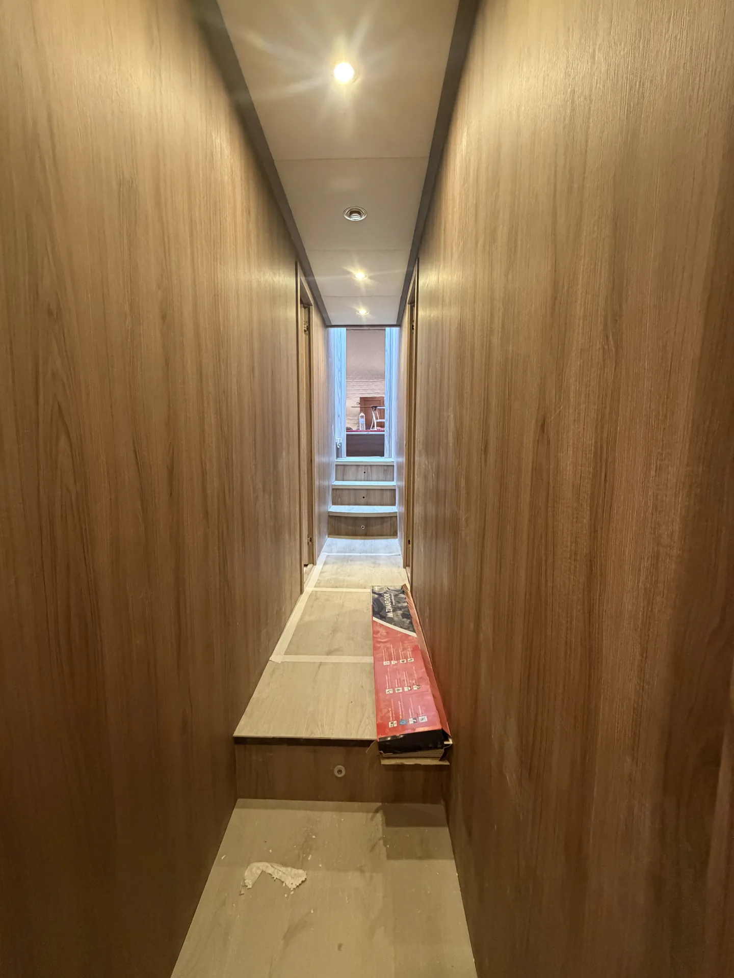 Pasillo renovado con vinilado claro e iluminación LED