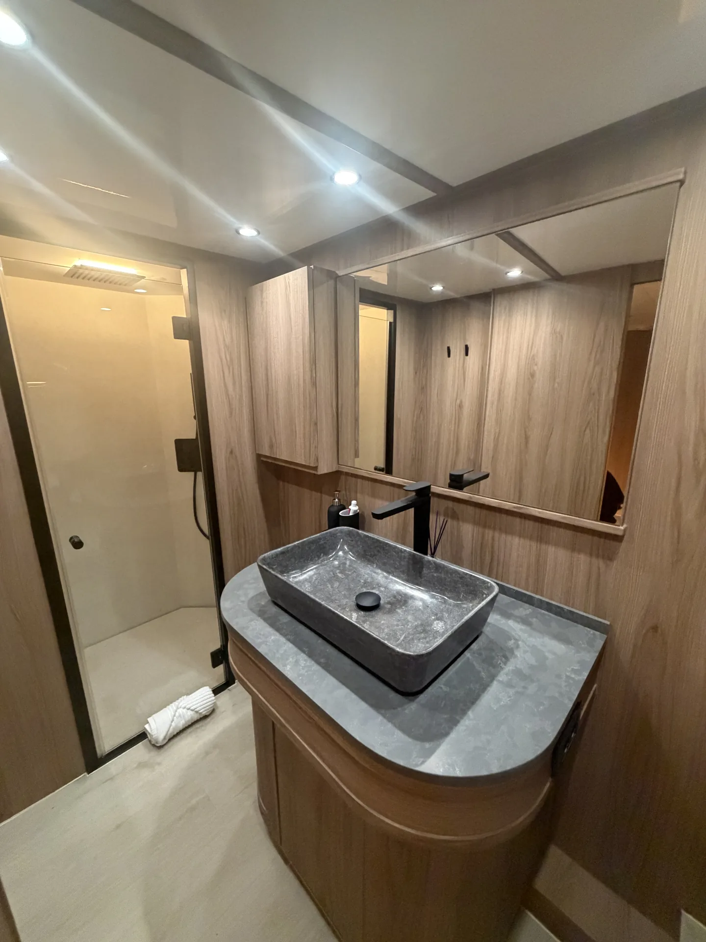 Baño reformado con nuevos revestimientos