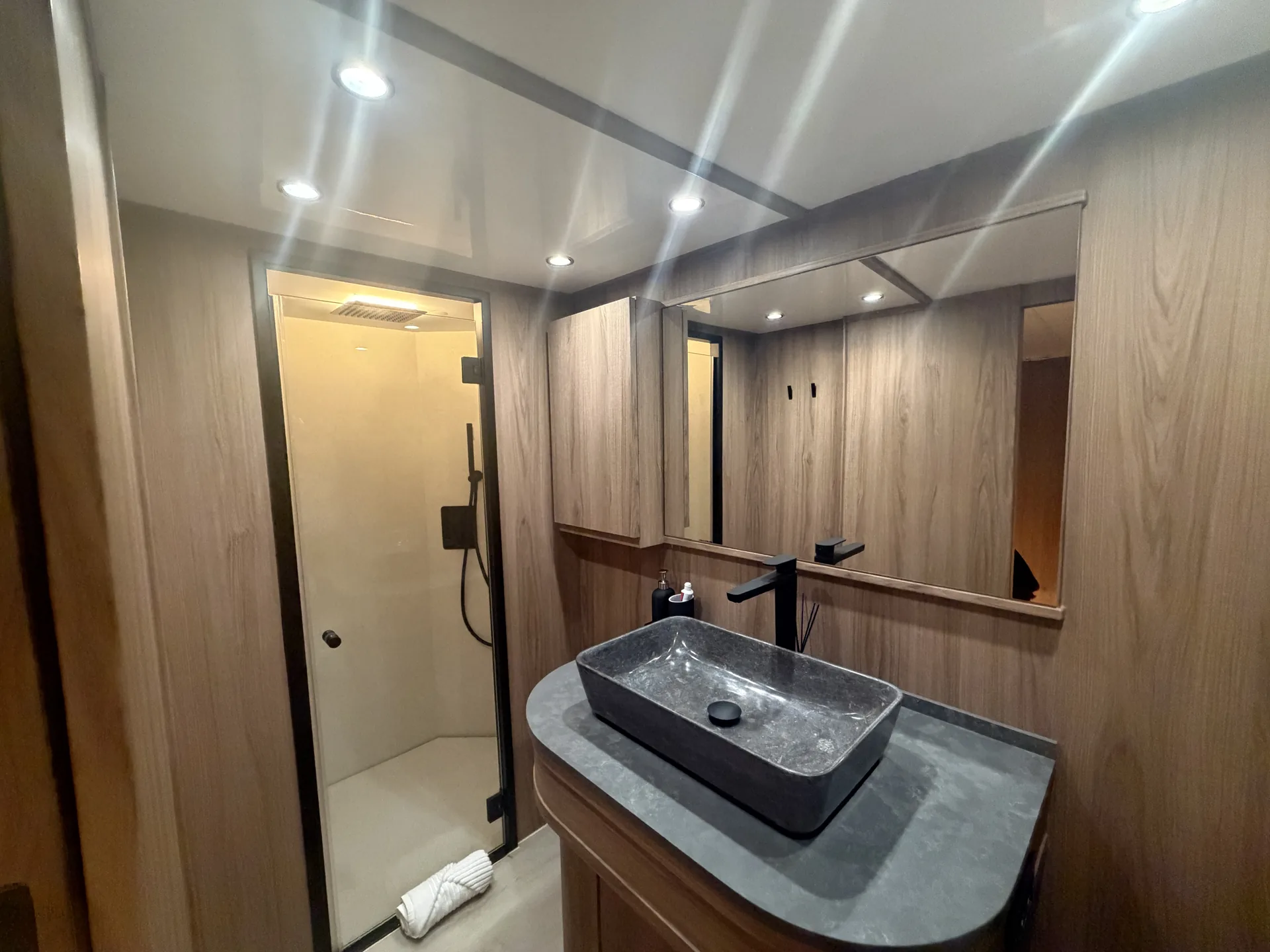 Baño renovado con ducha e iluminación LED