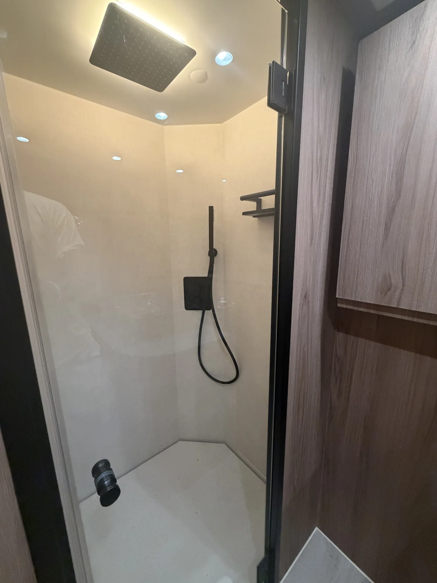 Ducha reformada con acabados claros