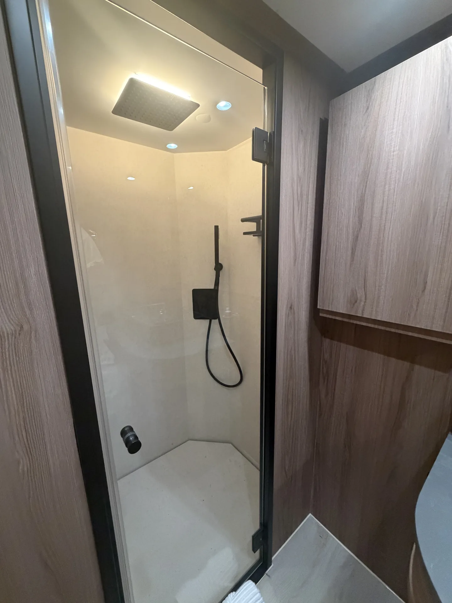 Mampara y revestimientos del baño renovado