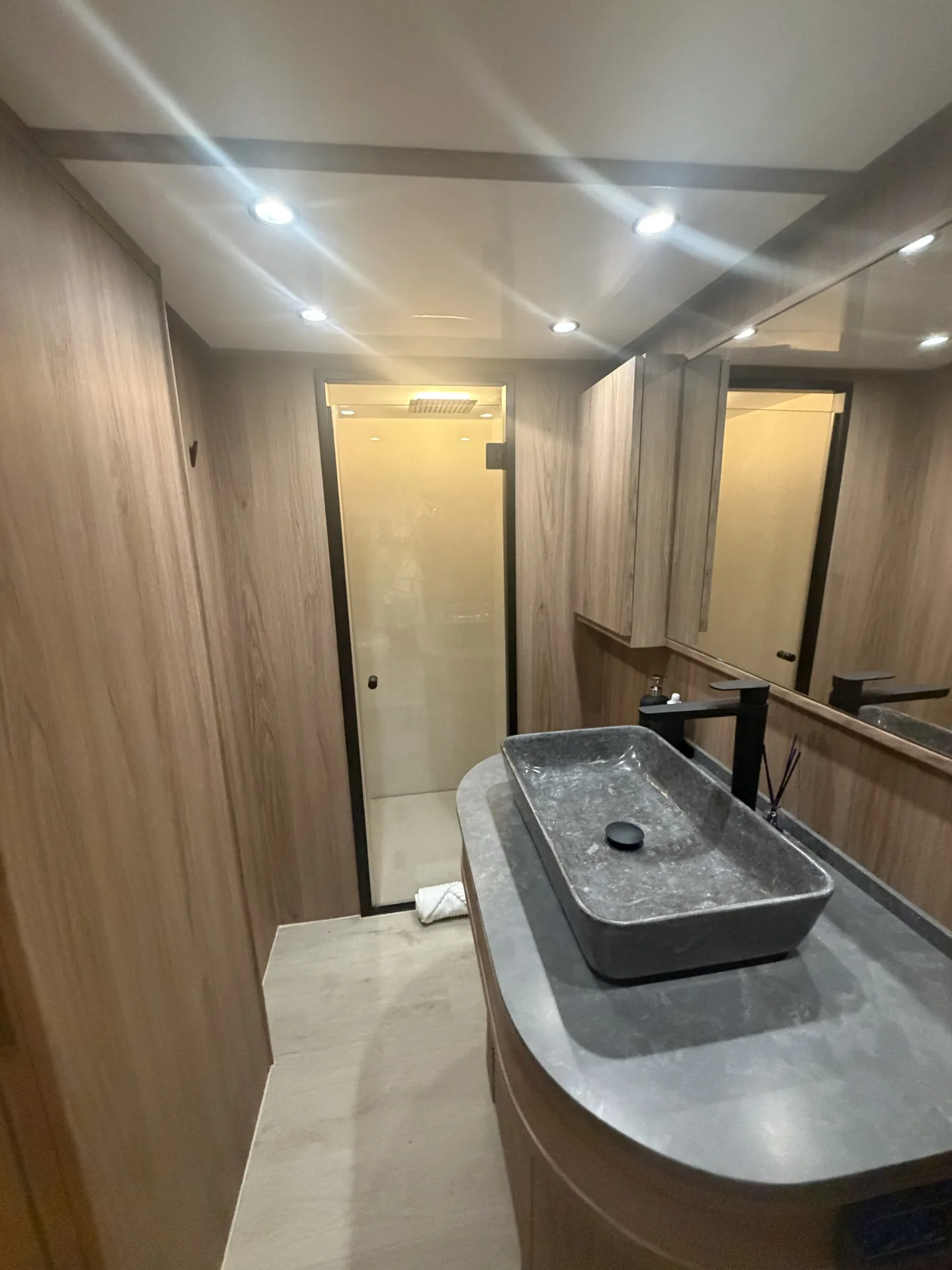 Mueble de baño renovado y vinilado