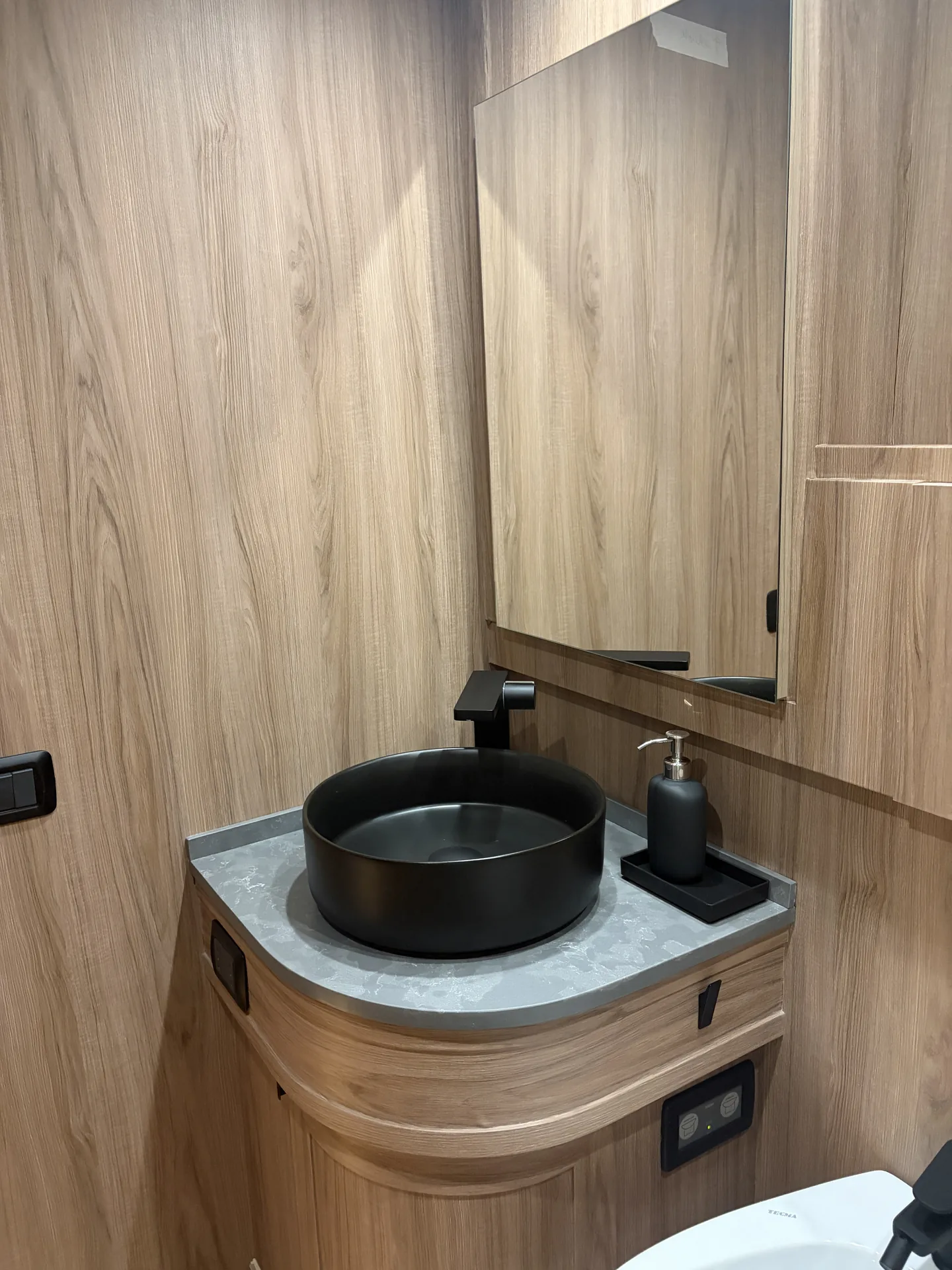 Lavabo y mobiliario tras el refit