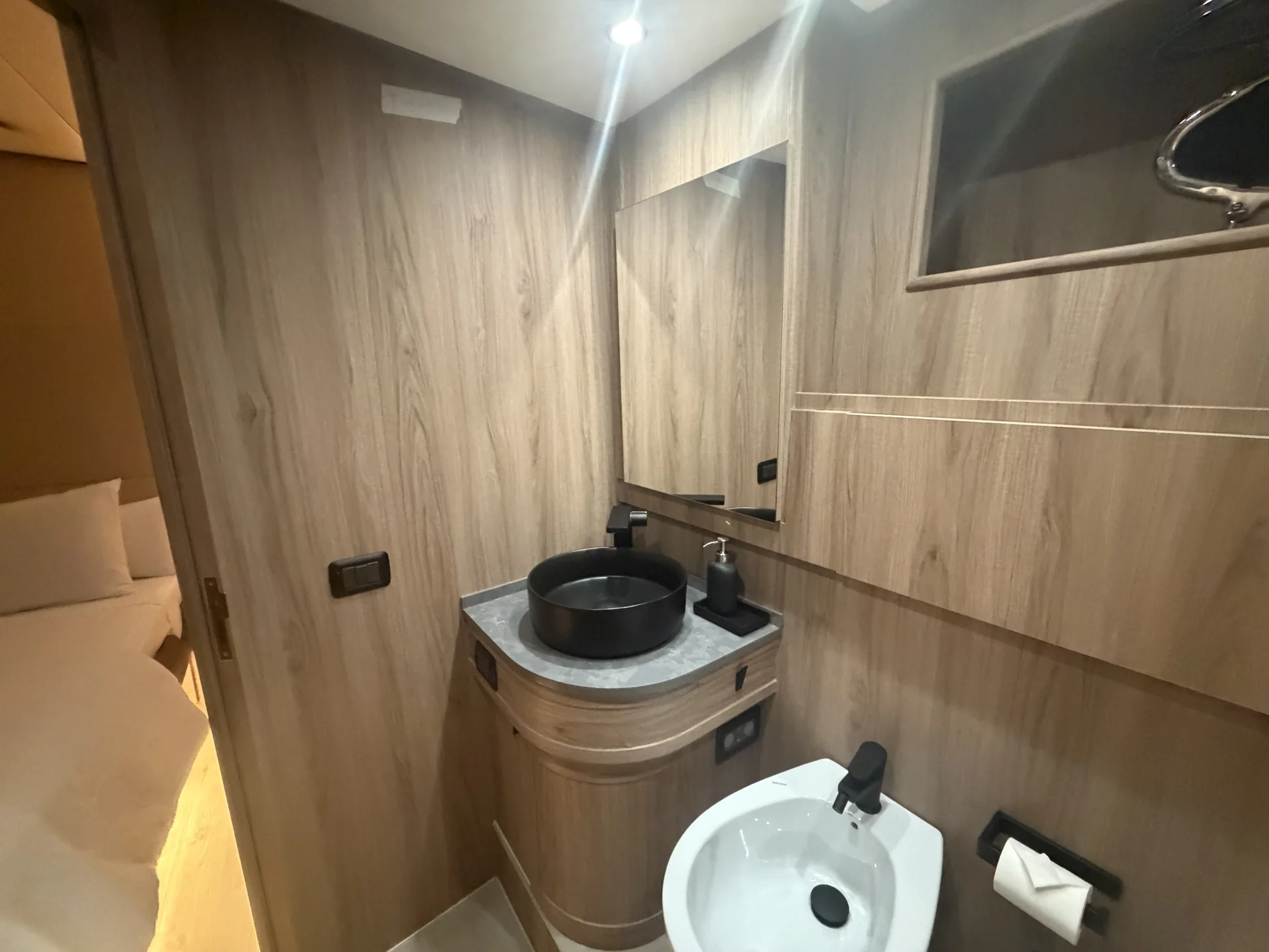 Revestimiento vinilado y nuevo lavabo